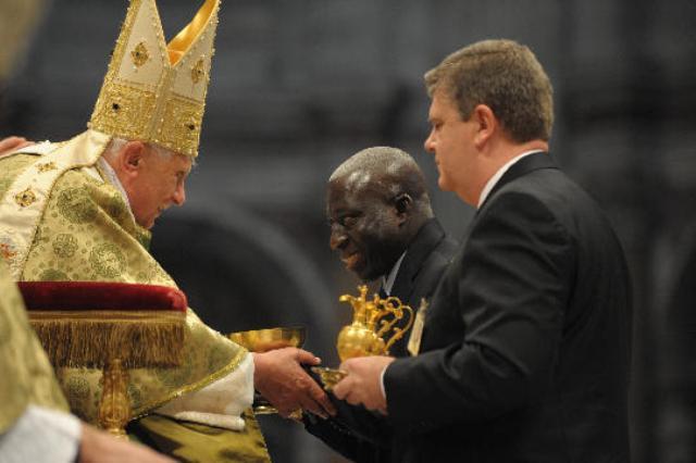 2. Papa Benedicto XVII y Ricardo 7