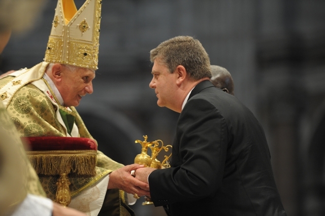 2. Papa Benedicto XVII y Ricardo 8