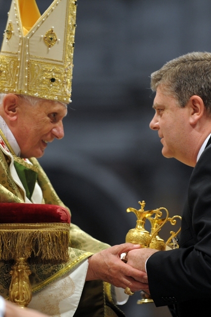 2. Papa Benedicto XVII y Ricardo 9